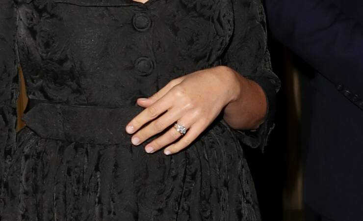 Zoom sur la bague de fiançailles de Meghan Markle, qu'elle porte quasiment tout le temps avec son alliance.