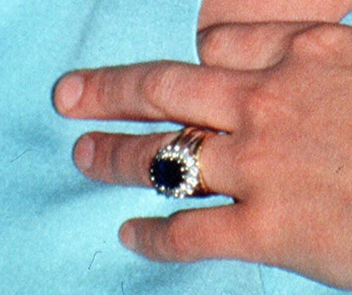 Zoom sur la bague de mariage de Lady Di'. La bague est composée d'un saphir de 18 carats ainsi que de 14 diamants qui l’entoure. 
