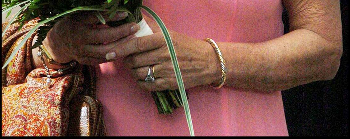 Zoom sur la bague de fiançailles de Camilla Parker Bowles. Montée sur platine, le bijoux est orné d’un diamant central taillé en coussin, tandis que trois autres diamants sertissent les côtés. 