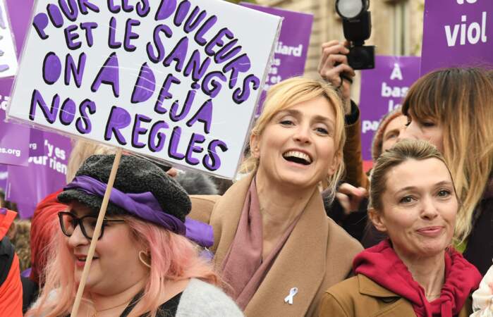 Julie Gayet, très souriante, lors de la marche contre les violences faites aux femmes.