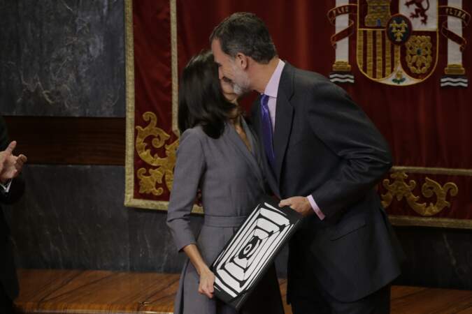 Pour féliciter Letizia, le roi Felipe lui a déposé deux baisers sur les joues ce mardi 26 novembre