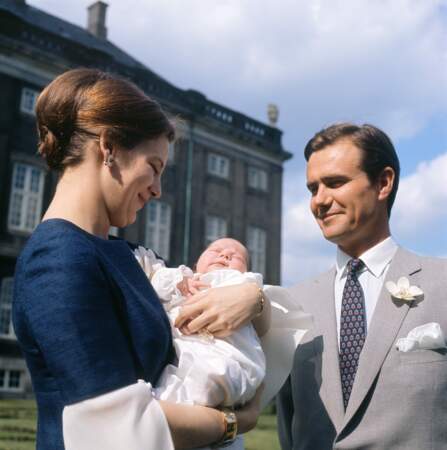 Henrik de Danemark et son épouse, la Reine Margrethe Juin 1969.
Elle porte sa bague et son enfant.