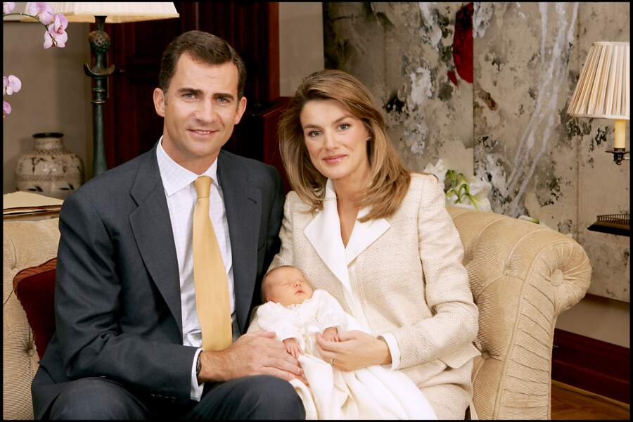 Le Roi Felipe et la Reine Letizia d'Espagne lors de la naissance de la princesse Leonor. Elle porte à son doigt sa bague de fiançailles très discrète.