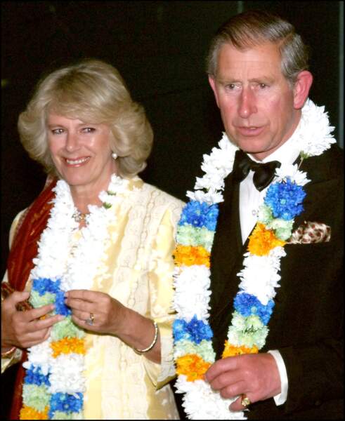 Le Prince Charles et Camilla se trouvent au Musée de la Science. Elle porte son bijoux fétiche.