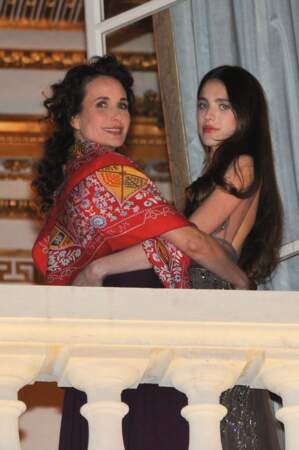 Margaret Qualley est la fille d'Andie Macdowell. Elles se trouvent au balcon de l’hôtel De Crillon à Paris, lieu où s'organise le bal des débutantes. La photo a été prise le 26 novembre 2011.