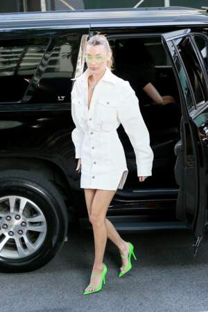 Bella Hadid porte des chaussures vert fluo, des lunettes de soleil effet masque et un ensemble Fenty en balade dans les rues de New York.