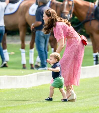 Ce 10 juillet 2019, Louis était particulièrement intrigué par les chevaux. Heureusement, maman Kate avait l'oeil !