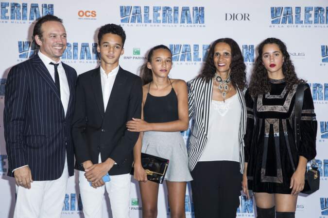 Vincent Perez avec sa femme Karine Silla et leurs enfants Iman, Tess et Pablo en juillet 2017. C'est son ainée Iman qui a participé au bal des débutantes. 