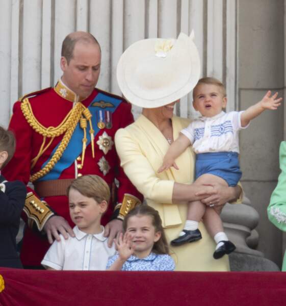 Très éveillé, le petit George s'est montré très enthousiaste devant le traditionnel survol de Buckingham par la Royal Air Force. 