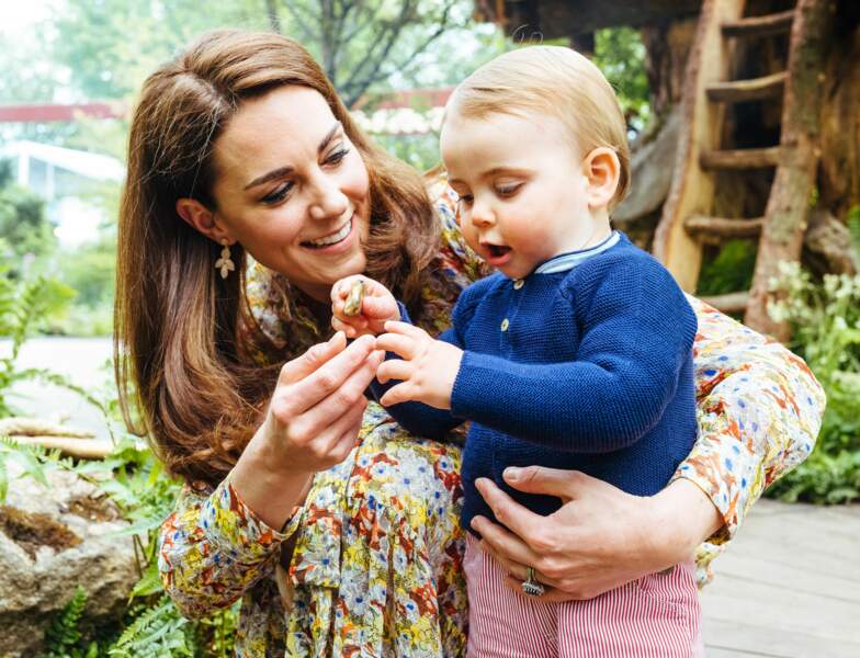 Kate Middleton avec le prince Louis, lors d'une visite privée du jardin dessiné par la duchesse pour le Chelsea Flower Show, à Londres, le 19 mai 2019.