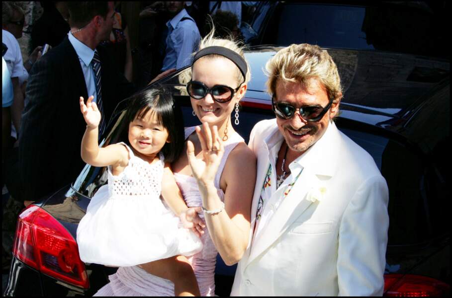 Johnny, Laeticia et Jade Hallyday ensemble dans le sud de la France. Toute jeune, Jade porte un carré court et une robe blanche très mignonne.