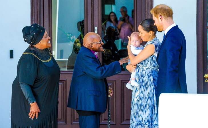 Le prince Harry et Meghan Markle présentant leur fils Archie à l'archevêque Desmond Tutu à Cape Town, en Afrique du Sud, le 25 septembre 2019.
