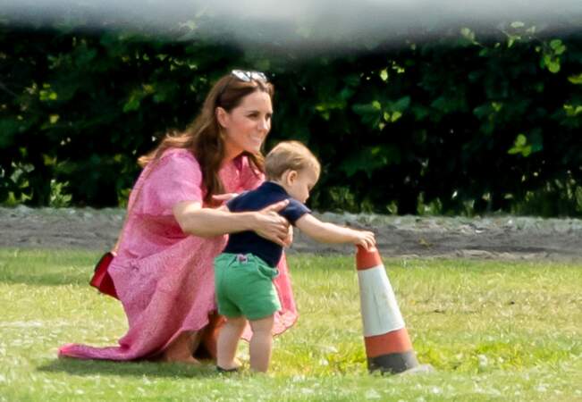 A 14 mois, le benjamin du prince William et de Kate Middleton a démontré combien il était éveillé, déjà très curieux de ce qui l'entoure.