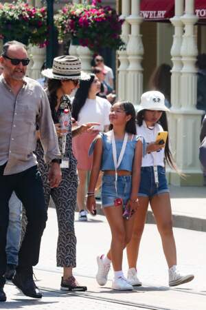 Jade Hallyday est avec Joy, Jean Reno et sa femme, zofia Borucka lors d'un week-end à Disneyland en juin 2019.
Short en jean et bob fixé sur la tête, jade porte un look simple et efficace pour l'été. 