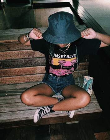 Jade Hallyday semble adorer les chapeaux. Toujours sobre mais stylé, la jeune adolescente porte un bob, un t-shirt imprimé et ses converses noir qu'elle porte régulièrement. La jeune adolescente a posté cette photo en septembre 2019 à Saint Barthélémy. 