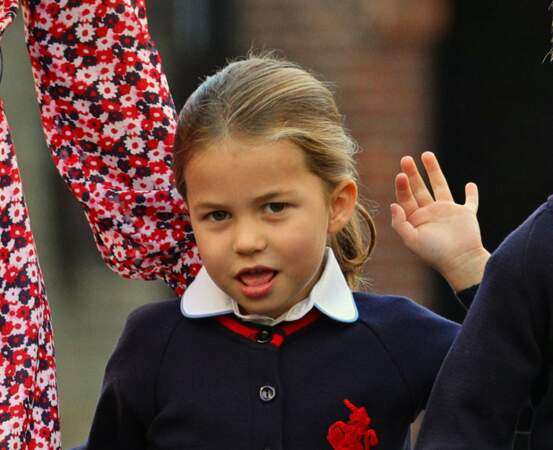 Surnommée "la princesse guerrière" dans le jardin d'enfants qu'elle fréquentait précédemment en raison de sa témérité, Charlotte devra apprendre la courtoisie et le respect de l'autre, comme ses 560 camarades de Thomas's Battersea.
