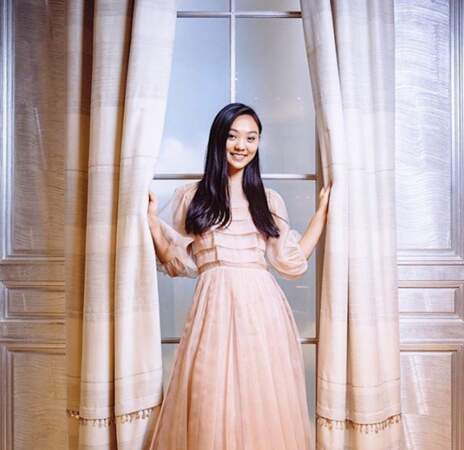 Jane Li est toujours étudiante, et la jeune fille de 19 ans à prévu de mettre en avant son engagement écologique. Elle a choisi une robe Christian Dior et se trouvera au bras de Henry Tompkins. 