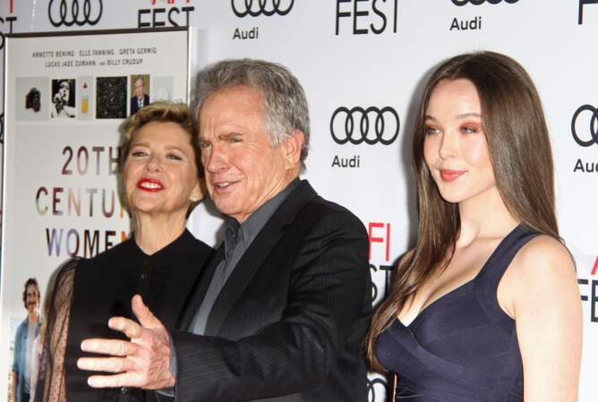 Annette Bening et son époux Warren Beatty sont en compagnie de leur fille à Hoollywood. La jeune fille avait participé en 2016 au bal des débutantes.  