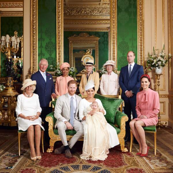 La photo officielle du baptême d'Archie, assis sur les genoux de sa mère Meghan Markle, à proximité de son père, le prince Harry. Ce 6 juillet 2019, avaient été réunis pour l'occasion : le prince Charles et Camilla, Doria Ragland, Lady Sarah McCorquodale et Lady Jane Fellowes (soeurs de Lady Di), le prince William et Kate Middleton.