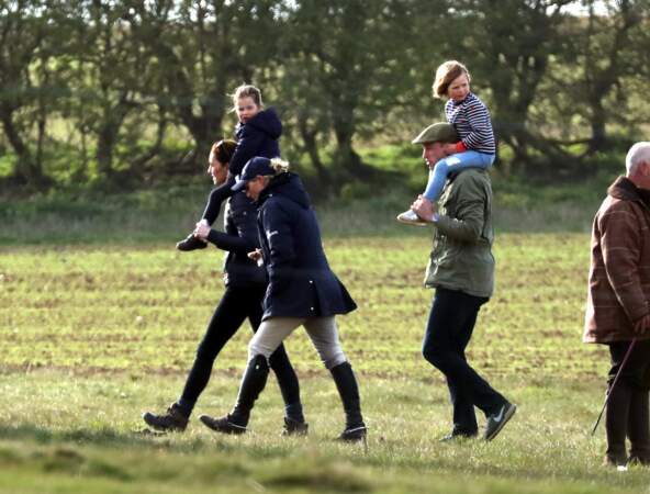 Le prince William et Kate Middleton sont très proches de Zara et Mike Tindall, également jeunes parents. George et Charlotte adorent retrouver leur cousine Mia, âgée de 5 ans en avril 2019.