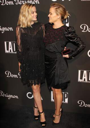 Ava Elizabeth Phillippe avec sa mère, Reese Witherspoon à Los Angeles en 2018. 
Ava Phillippe participait au Bal des débutantes en 2017. 