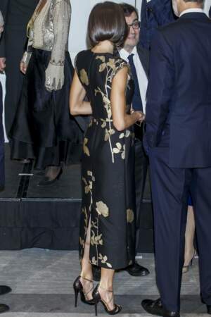 La reine Letizia d'Espagne, ultra classe, avec sa robe Dries van Noten et ses escarpins Magrit.