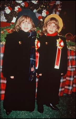 Mary-Kate et Ashley Olsen en 1993. Les deux blondes ont bercé notre enfance avec la série La fête à la maison et sont toute deux devenues des icônes. 