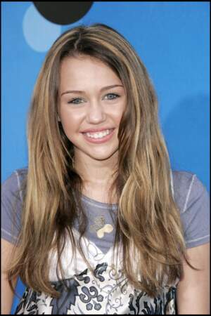 Miley Cyrus en 2006. La jeune actrice s'est fait connaître très rapidement avec la série Hannah Montana. 