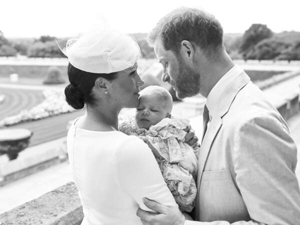 Le prince Harry et Meghan Markle, duc et duchesse de Sussex posent avec leur "royal baby" Archie Harrison à Windsor, le 6 juillet 2019.