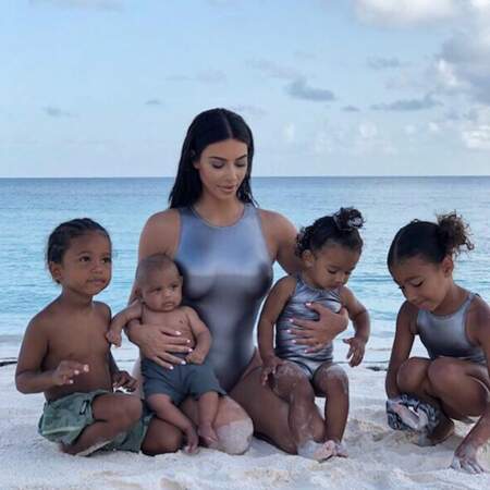 Kim Kardashian West prend la pose avec ses enfants North (6 ans), Saint (4 ans), Chicago (1 an) et le petit dernier, Psalm, né le 10 mai 2019. 