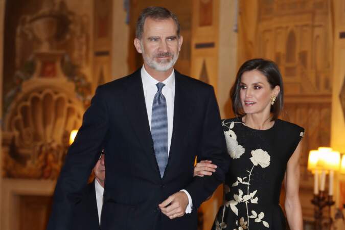 Le roi Felipe VI et la reine Letizia d'Espagne, très élégants tous les deux, pour la cérémonie des "Franscico Crecedo Journalism Awards" à Madrid, le 28 novembre 2019.