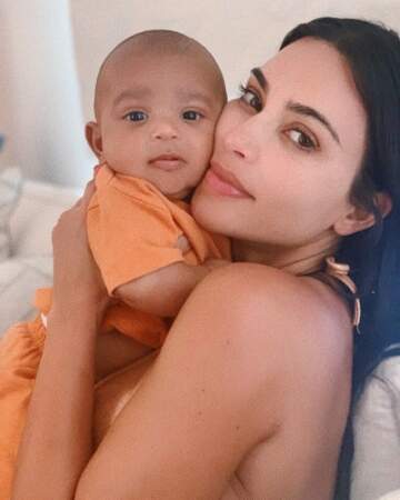 Kim Kardashian et son fils Psalm West, né par mère porteuse le 10 mai 2019. 
