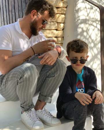 Claudio Capéo donnant le biberon à son nouveau-né, accompagné de son facétieux fils César, 5 ans : un joli moment en famille partagé sur les réseaux sociaux le 12 avril 2019. 