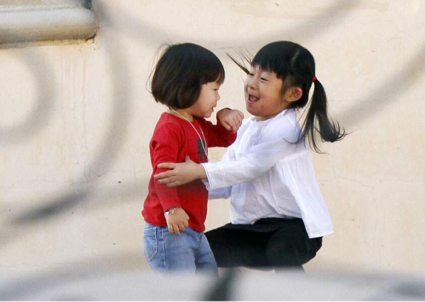 Jade Hallyday heureuse de jouer avec sa petite sœur Joy, adoptée comme elle au Vietnam. Ici en 2010.