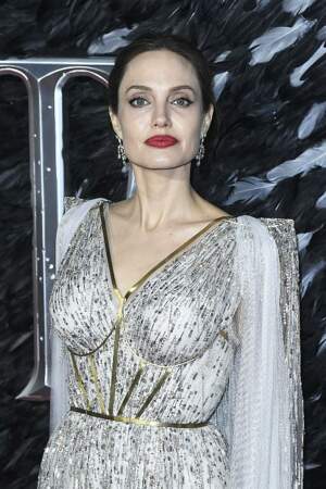 Des paillettes sur les yeux et un rouge foncé sur la bouche pour la sublime Angelina Jolie. 