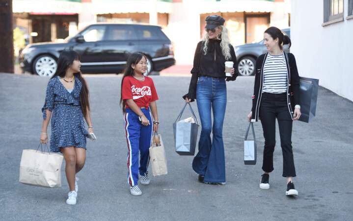 Un an après la mort de Johnny Hallyday, e, décembre 2018, Laeticia Hallyday essayait de prendre du bon temps en faisant du shopping avec ses deux filles, Jade et Joy Hallyday. Un apprentissage adéquat pour de futures fashionistas. 