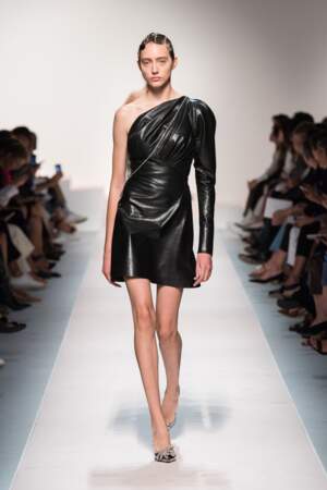 Ermanno Scervino propose une robe noire en cuir et one shoulder, ultra glamour.
