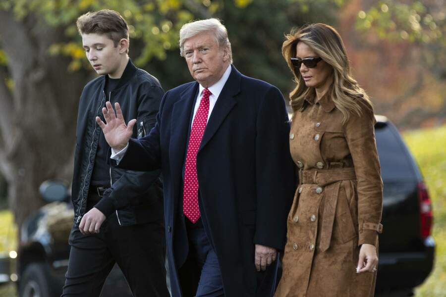 Melania Trump très élégante avec un manteau en daim au côté de son époux Donald et de leur fils Barron