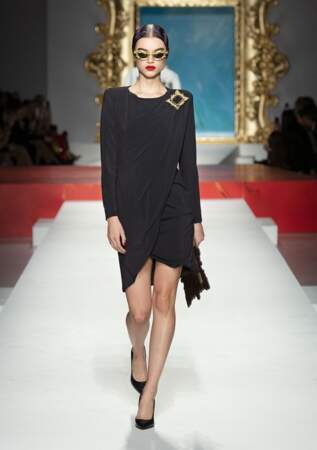 Moschino propose une robe noire sculpturale pour la saison prochaine.