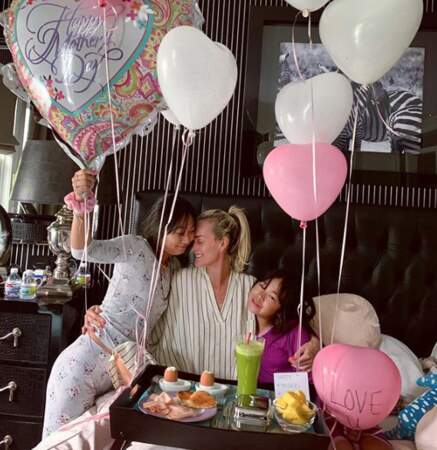 Pour la fête des mères 2019, les deux filles Jade et Joy Hallyday avaient prévu une surprise. Ses filles sont un véritable soutien pour l'ancien mannequin de 44 ans.