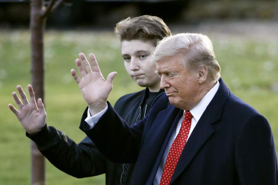 Barron Trump salue les photographes avec son père Donald Trump avant de s'envoler vers la Floride