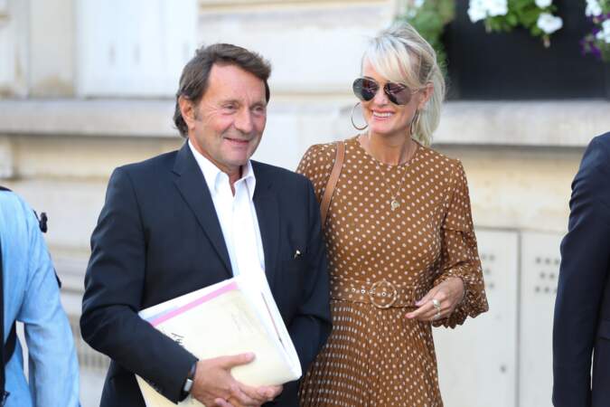 Laeticia Hallyday accompagnée de Jacques Verrecchia, le représentant légal de ses filles. C'était le 18 septembre 2019, lors de son retour sur Paris. Elle porte une robe longue simple, mais efficace.