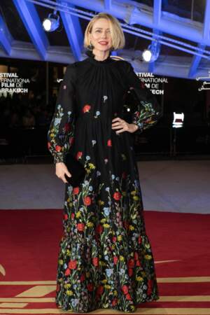 Naomi Watts divine dans une robe longue noire aux broderies fleuries de la marque Erderm.