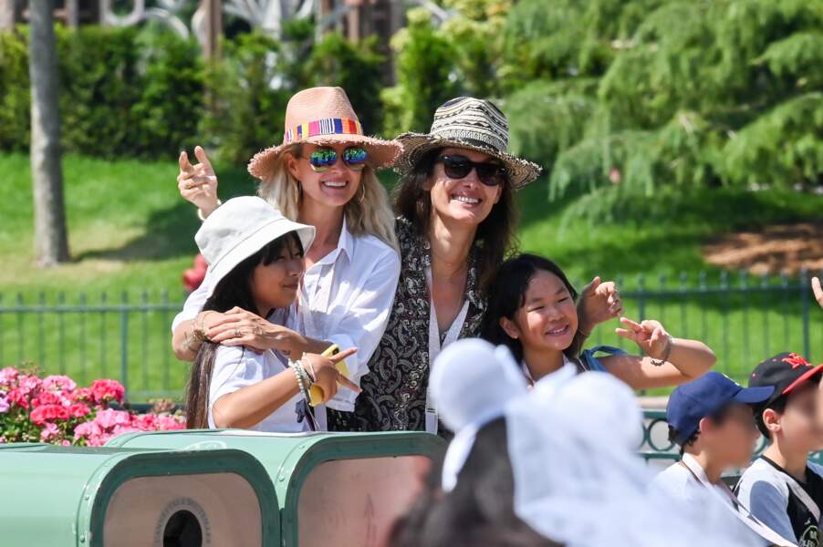 Le 26 juin 2019, Laeticia, Jade et Joy Hallyday étaient à Disneyland pour passer un bon moment. Elles étaient venus passer deux jours avec Jean Reno et Zofia Borucka. 
La petite famille est toujours unie. 