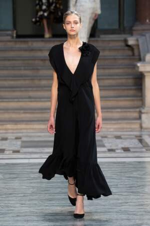 Victoria Beckham imagine une robe fluide, idéale pour toutes les morphologies.