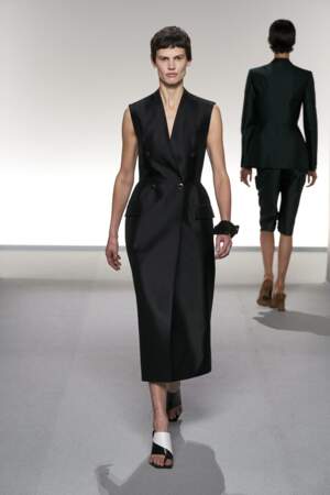 Pour Givenchy, la robe noire blazer est longue et élégante.