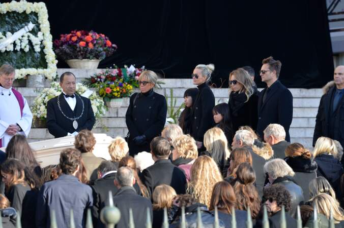 Laura Smet, David Hallyday, Laeticia Hallyday et ses filles sont tous présents et réunis pour les obsèques de Johnny Hallyday à Paris le 9 décembre 2017.
