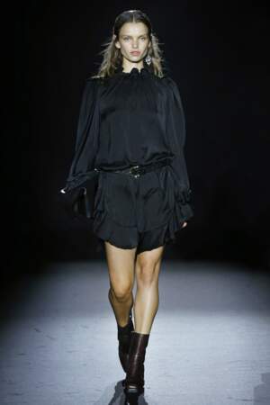 La Maison Zadig & Voltaire inspire un look rock pour une robe noire ceinturée.