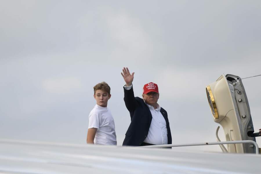 Donald Trump et son fils Barron montent dans l'avion au retour de Mar-a-Lago