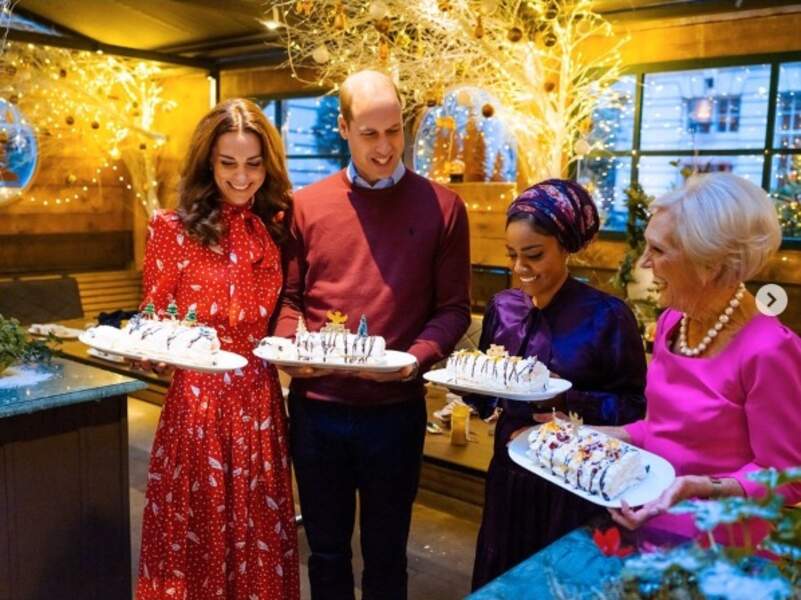 Kate Middleton étonne dans cette robe rouge flashy en soie à l'imprimé blanc à poijs lors de son passage dans l'émission de cuisine «A Berry Royal Christmas» ce 29 novembre 2019. Une robe de l'une de ses créatrices fétiches, Alessandra Rich que portait déjà l'actrice Leighton Meester en mars 2019.